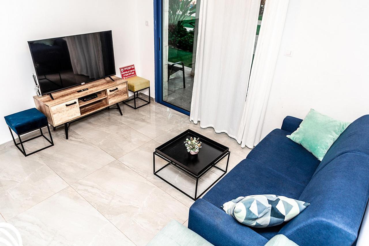 דירת גן פונה לבריכה - Pool Garden View Eilatアパートメント エクステリア 写真