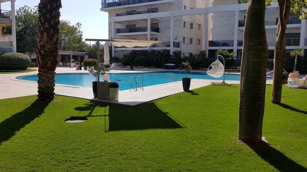 דירת גן פונה לבריכה - Pool Garden View Eilatアパートメント エクステリア 写真