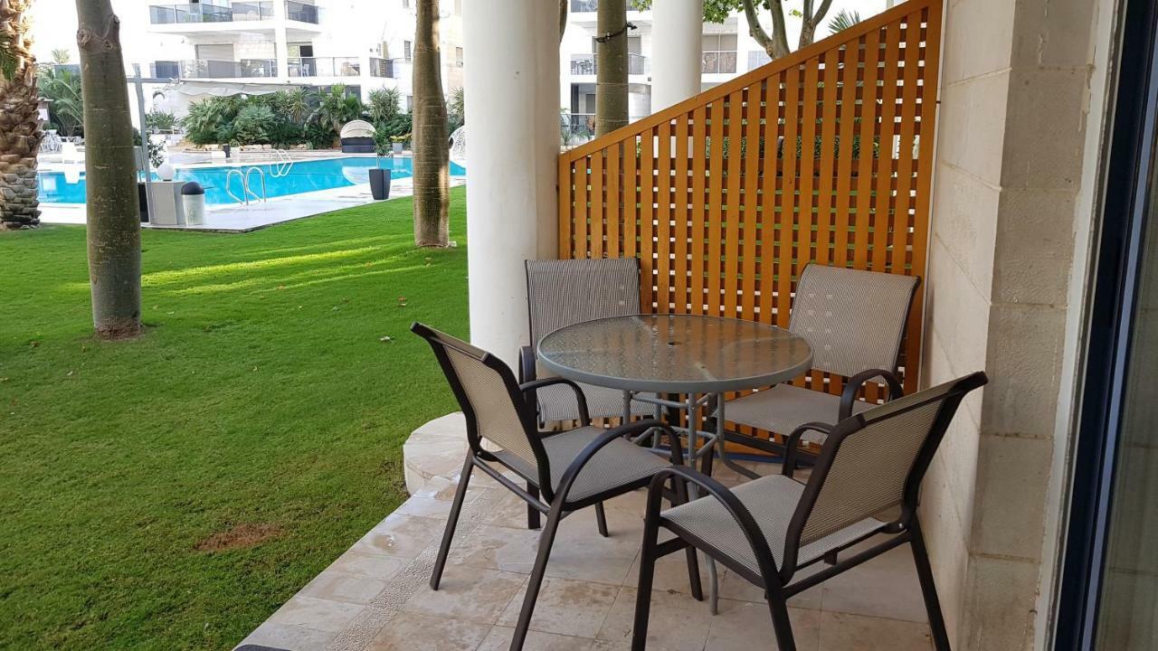 דירת גן פונה לבריכה - Pool Garden View Eilatアパートメント エクステリア 写真