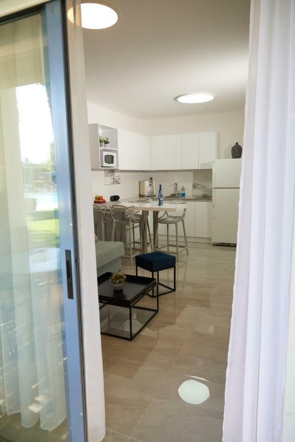 דירת גן פונה לבריכה - Pool Garden View Eilatアパートメント エクステリア 写真