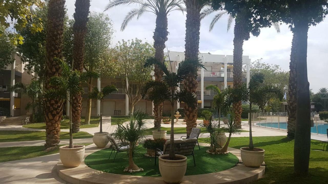 דירת גן פונה לבריכה - Pool Garden View Eilatアパートメント エクステリア 写真